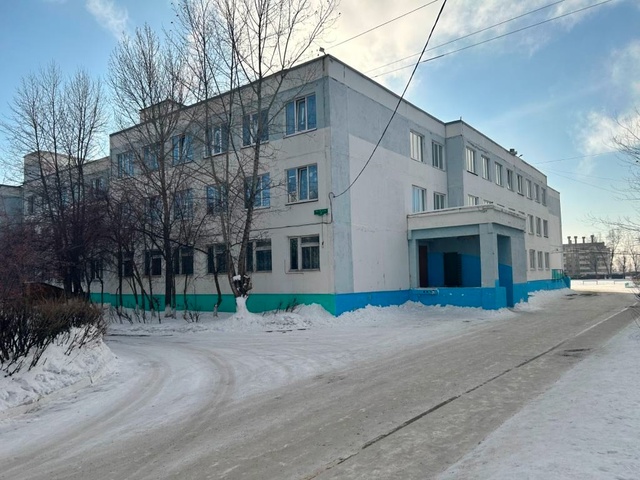 вид основного здания сбоку.
